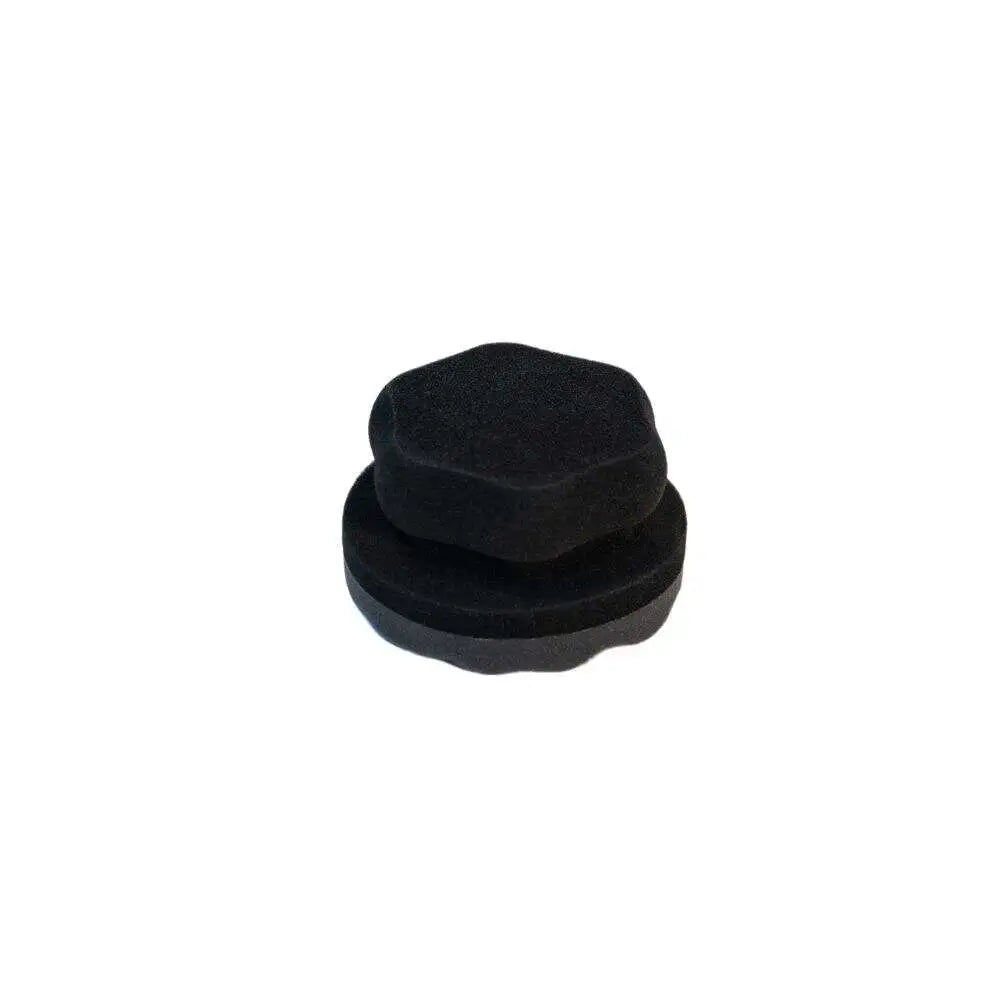 WaveGrip Tyre Dressing Sponge, an innovation in tyre care. With its 10.5cm diameter, 6.5cm height, and alternating black and gray design, it delivers consistent and even tyre dressing application. Crafted with water flow wave patterns and delicate sponge material, it seamlessly contours the tyre structure. The grippable handle adds convenience. Follow our recommendations and warnings to achieve optimal results.