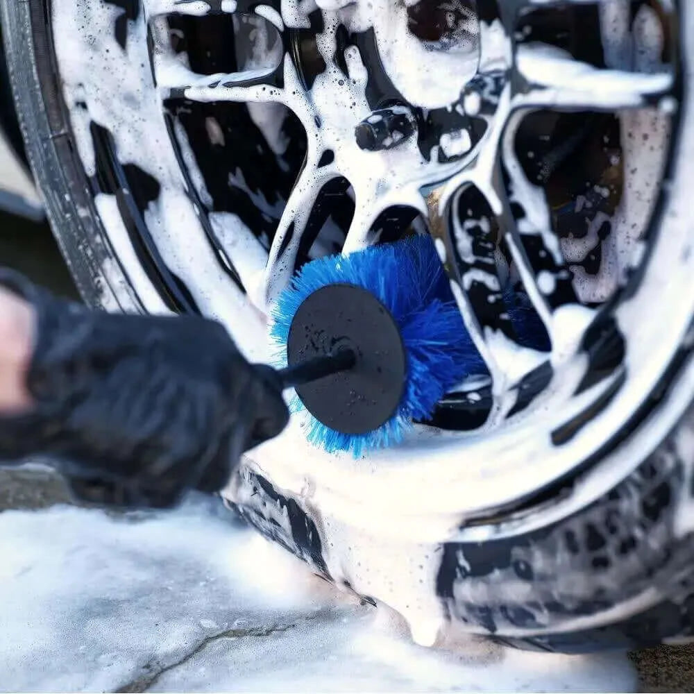 TopGloss Ergo-Flex Wheel Purifier Brush, a blend of innovation and flexibility that appeals to automotive enthusiasts and novices. Adorned in a serene blue hue, this brush guarantees meticulous cleaning, reaching even the most elusive areas. With a unique flexible spine made of premium fibers, it’s the epitome of wheel cleanliness and protection.